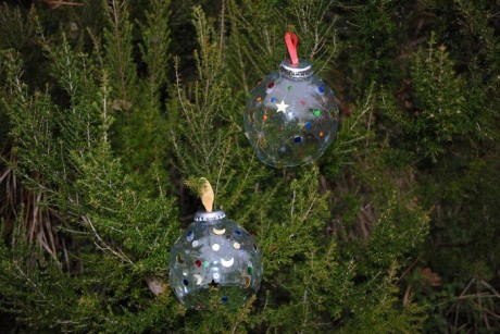 Albero Di Natale Con Bottiglie Di Plastica Per Bambini.Segni E Impronta Palle Di Natale Con Materiale Di Riciclo